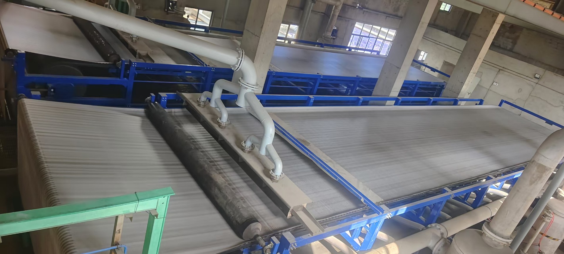 如何確定所需真空帶式過濾機的過濾面積等關(guān)鍵參數(shù)？